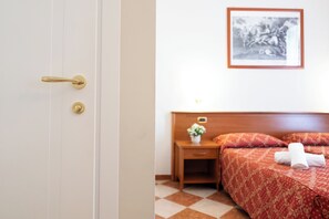 Kamar Double | Brankas, meja kerja, tirai kedap cahaya, dan Wi-Fi gratis