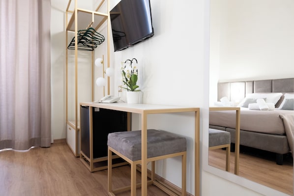 Deluxe-Doppelzimmer | Zimmersafe, Schreibtisch, Verdunkelungsvorhänge, kostenloses WLAN