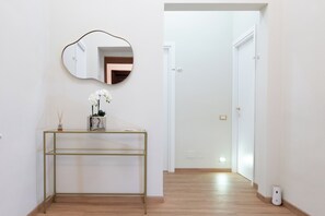 Kahden hengen deluxe-huone | Oleskelualue | 24–tuumainen LCD-televisio, jossa digitaalikanavat