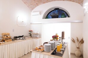 Se ofrece un desayuno bufé todos los días (por un coste adicional)