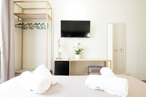 Kahden hengen deluxe-huone | Tallelokero huoneessa, työpöytä, pimennysverhot, ilmainen Wi-Fi