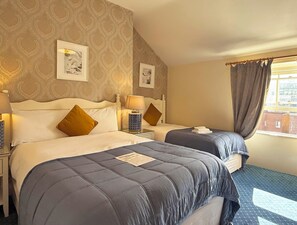 Down duvets, desk, blackout curtains, iron/ironing board - Baggot Court Townhouse (Dublin)