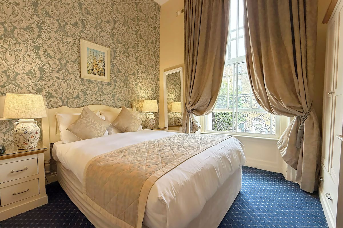 Standard Double Room, 1 Double Bed, Ensuite, City View | 1 bedroom, down comforters, desk, blackout drapes