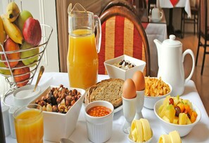 Päivittäinen englantilainen aamiainen maksusta