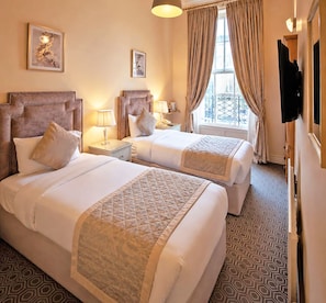 Down duvets, desk, blackout curtains, iron/ironing board - Baggot Court Townhouse (Dublin)