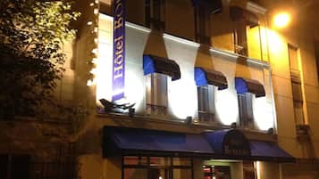 Fachada de la propiedad por la tarde o noche