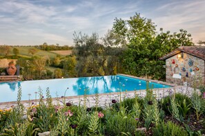 Outdoor pool, open 7:00 AM to 9:00 PM, pool umbrellas, pool loungers - Relais Ortaglia (Montepulciano)