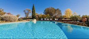 Outdoor pool, open 7:00 AM to 9:00 PM, pool umbrellas, sun loungers - Relais Ortaglia (Montepulciano)