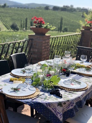 Outdoor dining - Relais Ortaglia (Montepulciano)