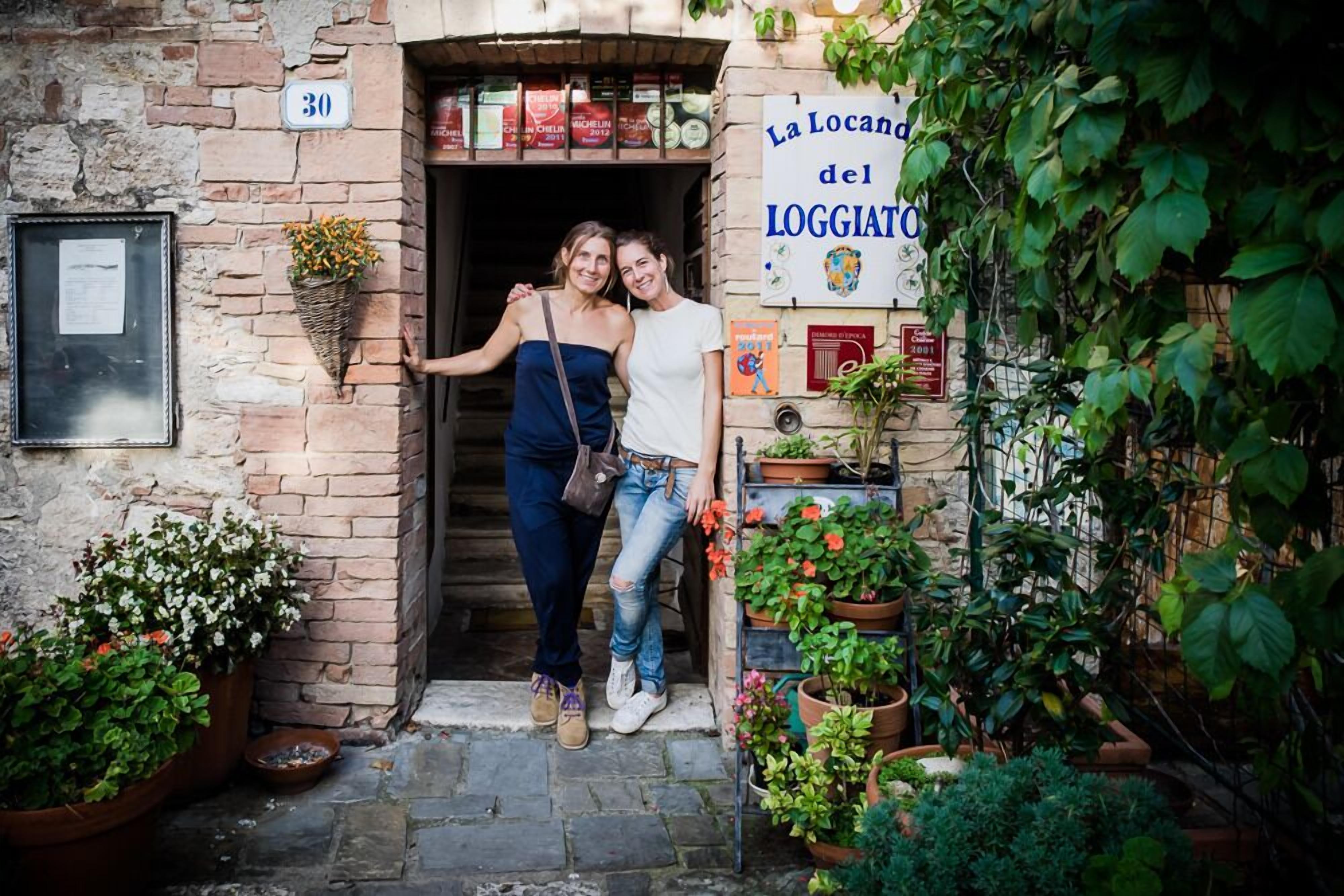 Ein rustikales Steinhaus mit einem Schild, auf dem "La Locanda del Loggiato" steht.