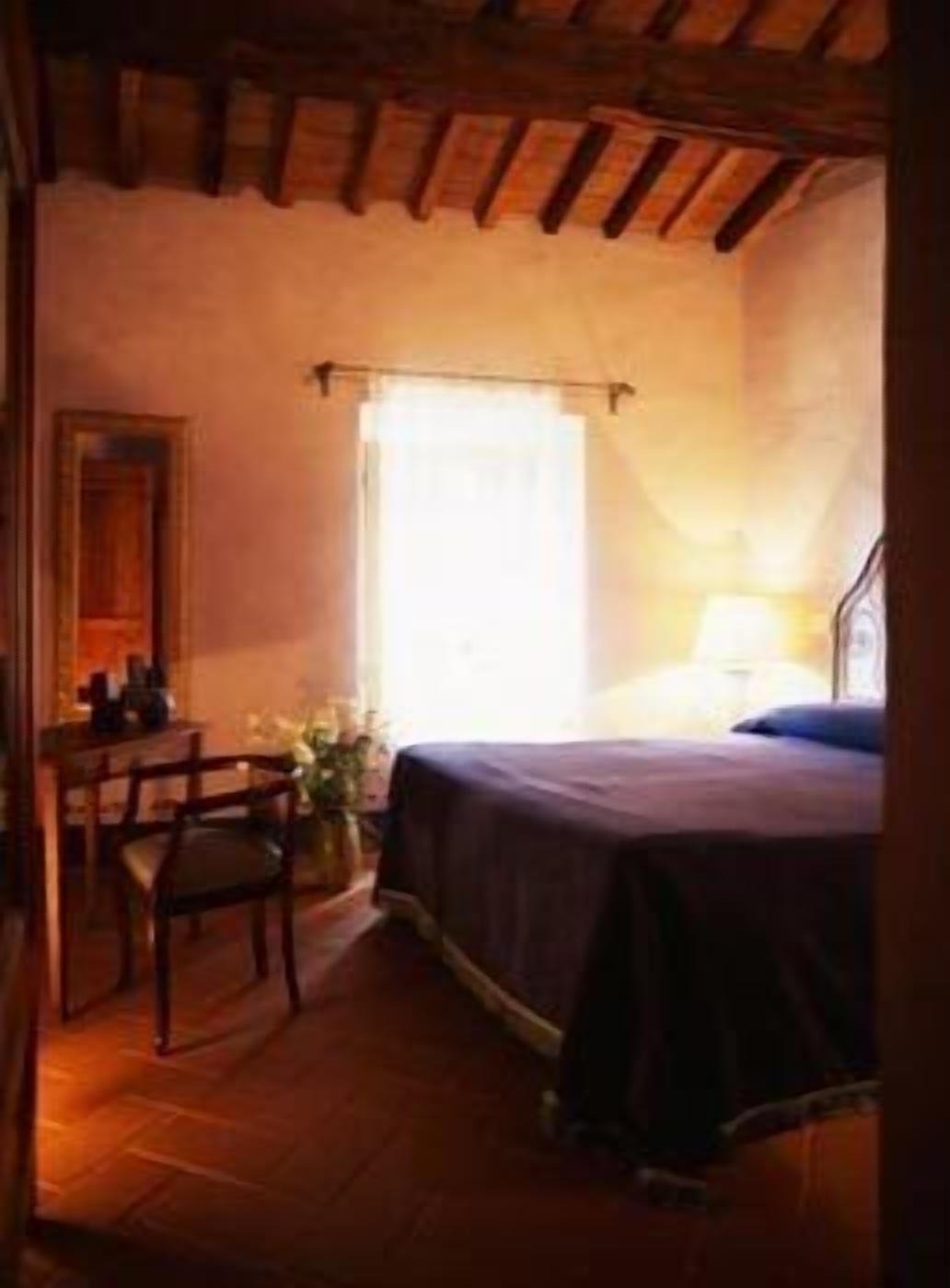 Une chambre confortable avec un lit, une chaise et une petite table.