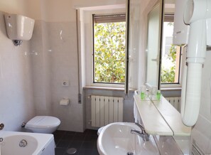 In-room safe, desk, cots/infant beds, free WiFi - Hotel Signa (Perugia)