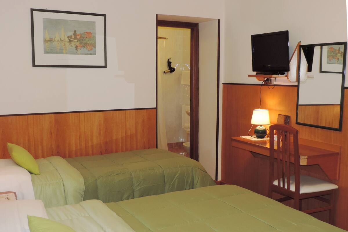Chambre Triple Standard | Coffres-forts dans les chambres, bureau, lits bébé (en supplément)