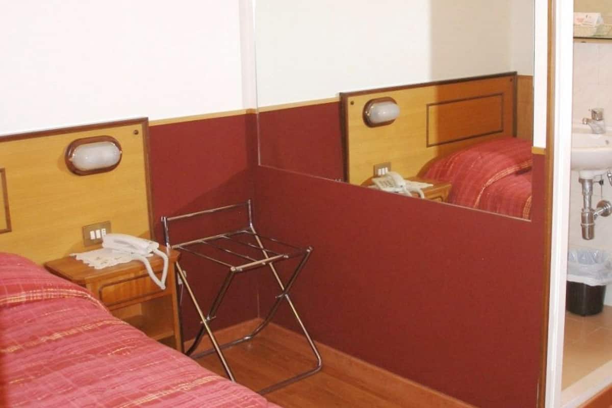 Chambre Simple Ăconomique | Coffres-forts dans les chambres, bureau, lits bĂ©bĂ© (en supplĂ©ment)