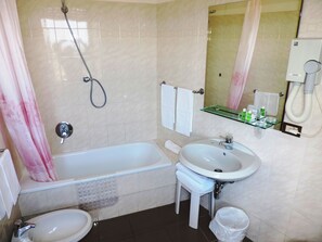 免費盥洗用品、吹風機、毛巾