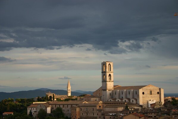 Un pueblo histórico con una iglesia destacada, que cuenta con un campanario alto y una catedral con una gran entrada en arco.