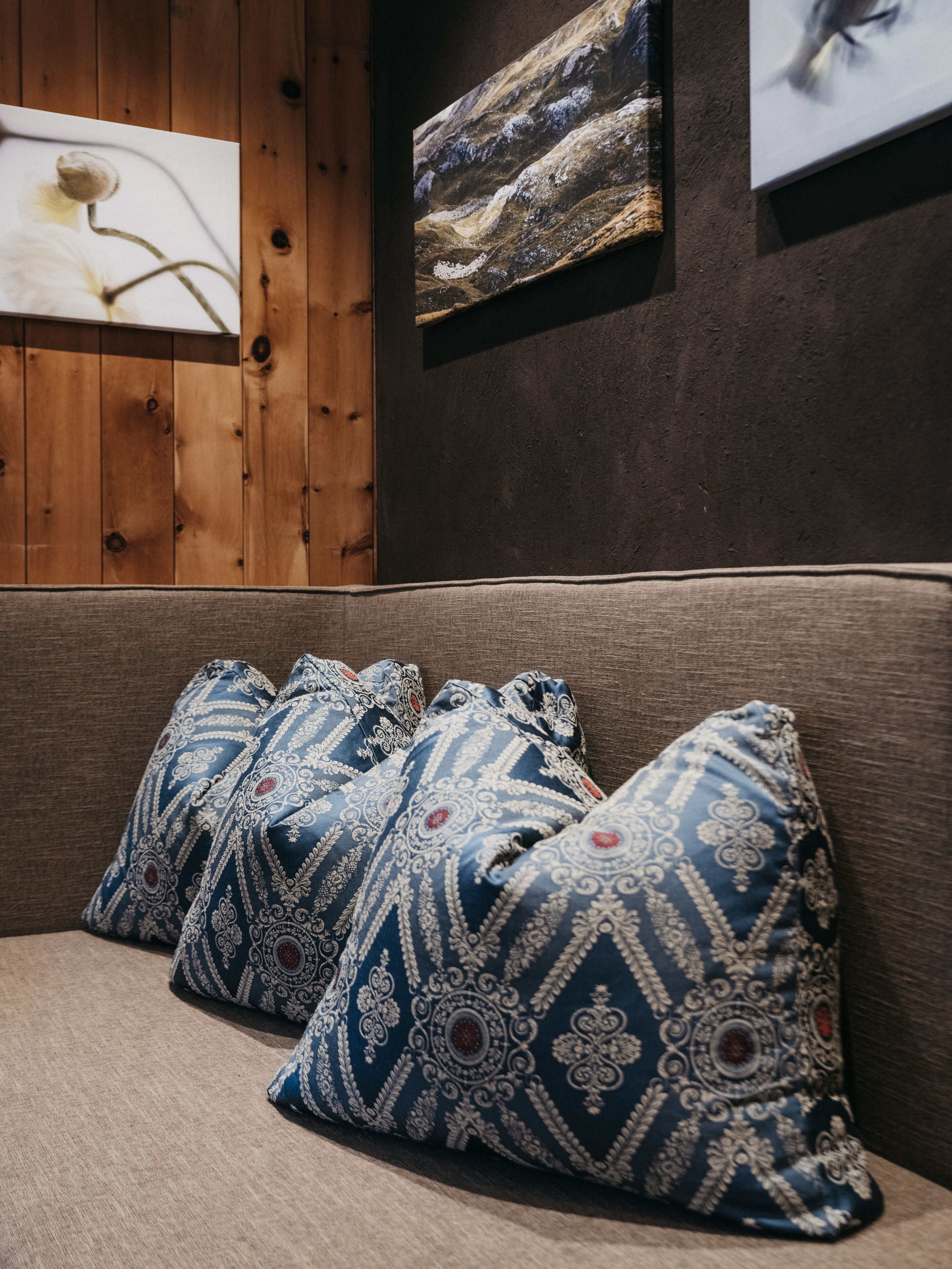 signature room (holzius) | living area | 20-inch flat-screen tv with satellite channels, tv, toys