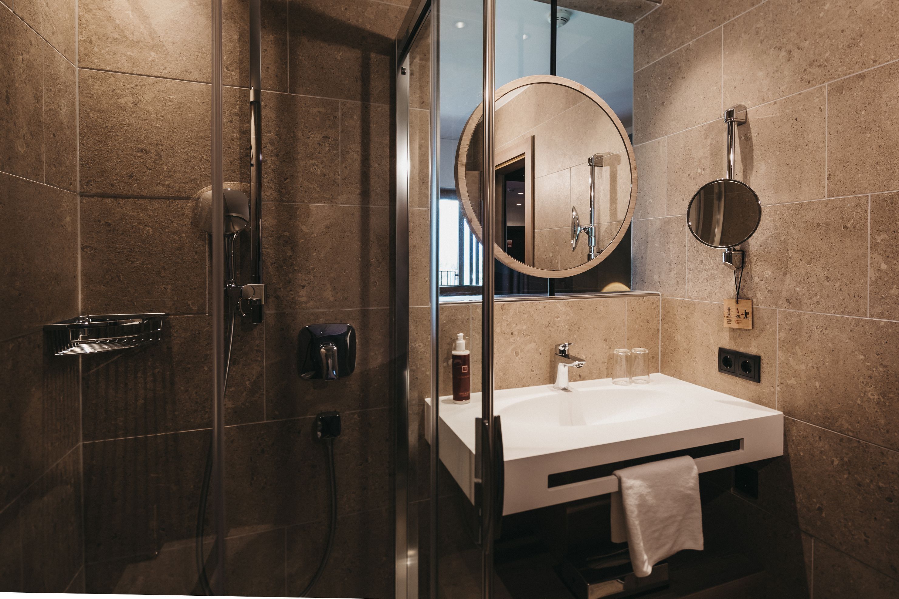 design double room | bathroom | free toiletries, hair dryer, bathrobes, slippers