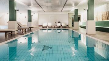 Piscine couverte, piscine extérieure, parasols de plage, chaises longues