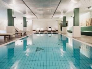 室内游泳池，室外游泳池，07:00 至 20:00 开放, 池畔遮阳伞, 日光浴躺椅