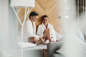 Een sauna, een bubbelbad, een stoombad, lichaamsbehandelingen