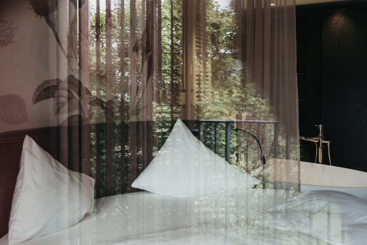 romantic double room, bathtub | 1 bedroom, down duvets, minibar, in-room safe