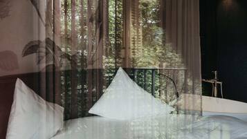 Romantic Double Room, Bathtub | Down comforters, minibar, in-room safe, WiFi (free)