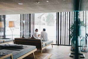 Een sauna, een bubbelbad, een stoombad, lichaamsbehandelingen