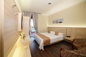 Double Room | Minibar, in-room safe, desk, free cribs/infant beds - Hotel Vittoria (Pompei)