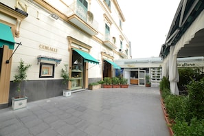 Vista frontal de la propiedad