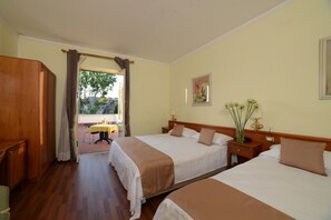 ミニバー、セーフティボックス (室内)、デスク、ベビーベッド (無料)