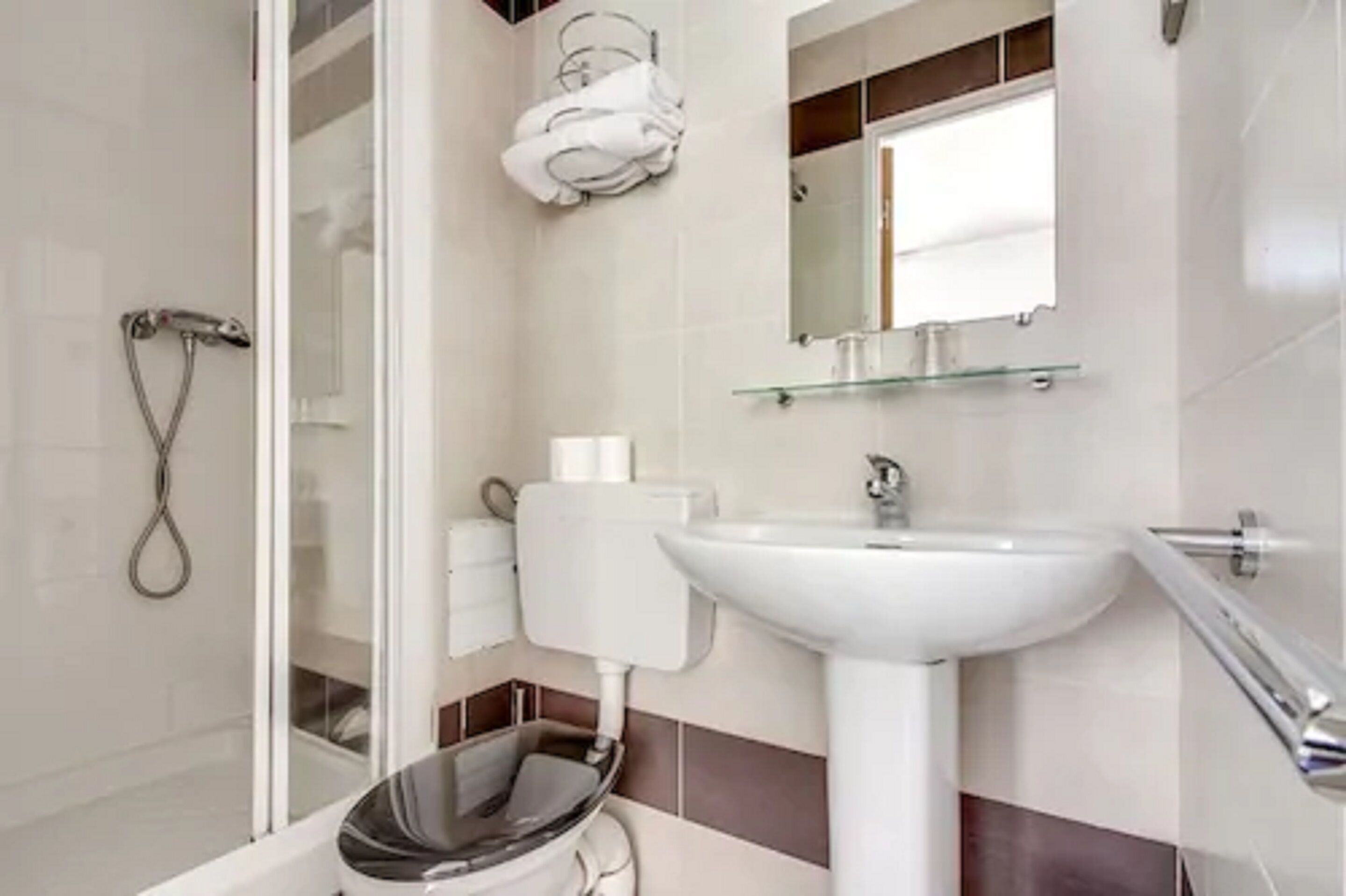 Articles de toilette gratuits, sèche-cheveux, serviettes fournies