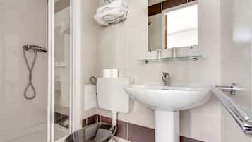 Articles de toilette gratuits, sèche-cheveux, serviettes fournies