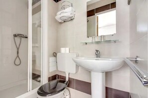 Kostenlose Toilettenartikel, Haartrockner, Handtücher