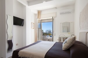 Double Room, Sea View | In-room safe, blackout drapes, soundproofing, free WiFi