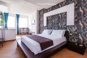 خزنة داخل الغرفة وستائر تعتيم وتجهيزات عازلة للصوت وواي فاي مجانًا