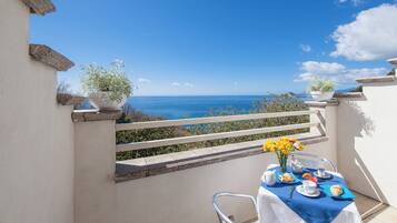 Camera doppia, vista mare | Una cassaforte in camera, tende oscuranti, insonorizzazione