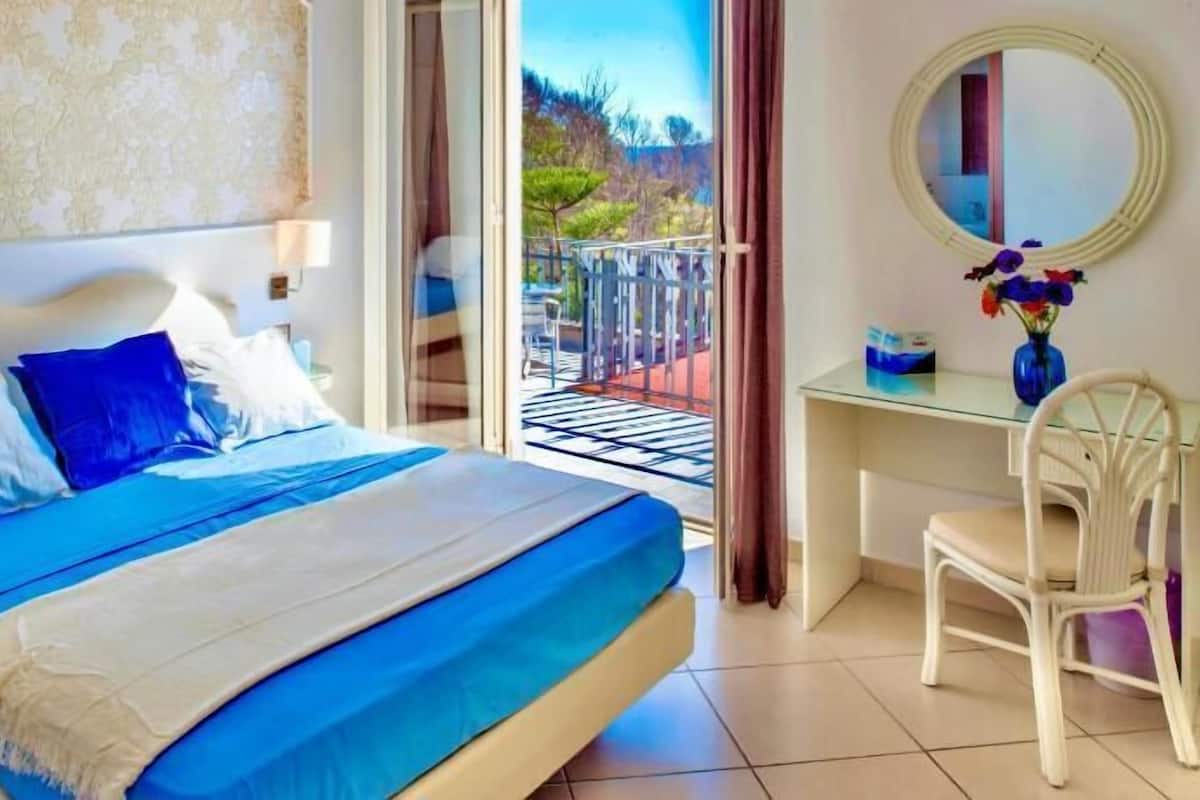 In-room safe, blackout drapes, soundproofing, free WiFi