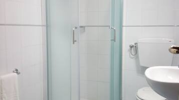 Ein Badezimmer mit Duschkabine, Bidet und Toilette.