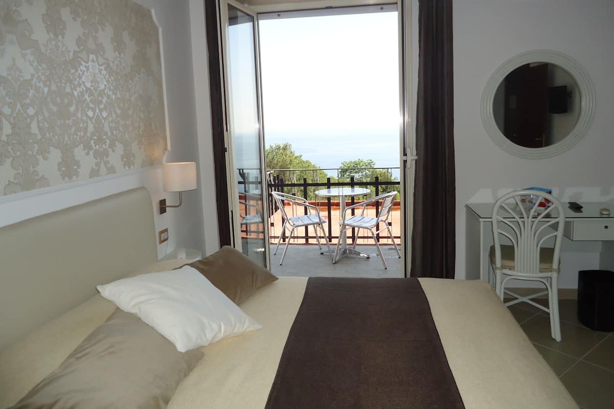 Zimmersafe, Verdunkelungsvorhänge, schallisolierte Zimmer