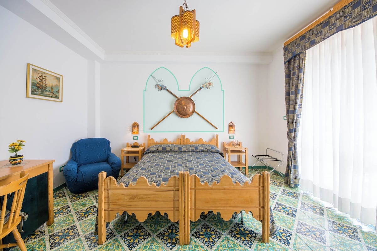 Apartamento Confort, 1 habitación, vistas al mar | Caja fuerte, decoración individual, mobiliario individual y escritorio