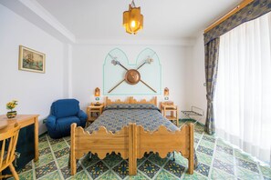 شقة مريحة - غرفة نوم واحدة - بمنظر للبحر | خزنة داخل الغرفة وبديكورات فريدة لكل غرفة وطراز فريد لكل وحدة ومكتب