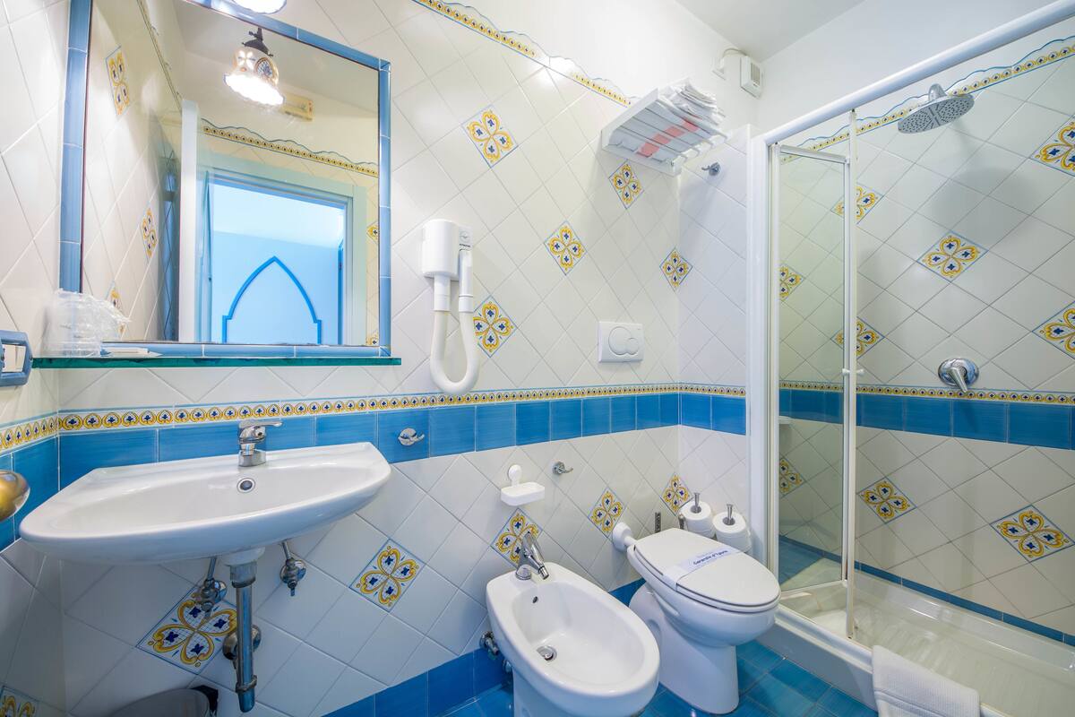 shower, deep-soaking bathtub, free toiletries, hair dryer