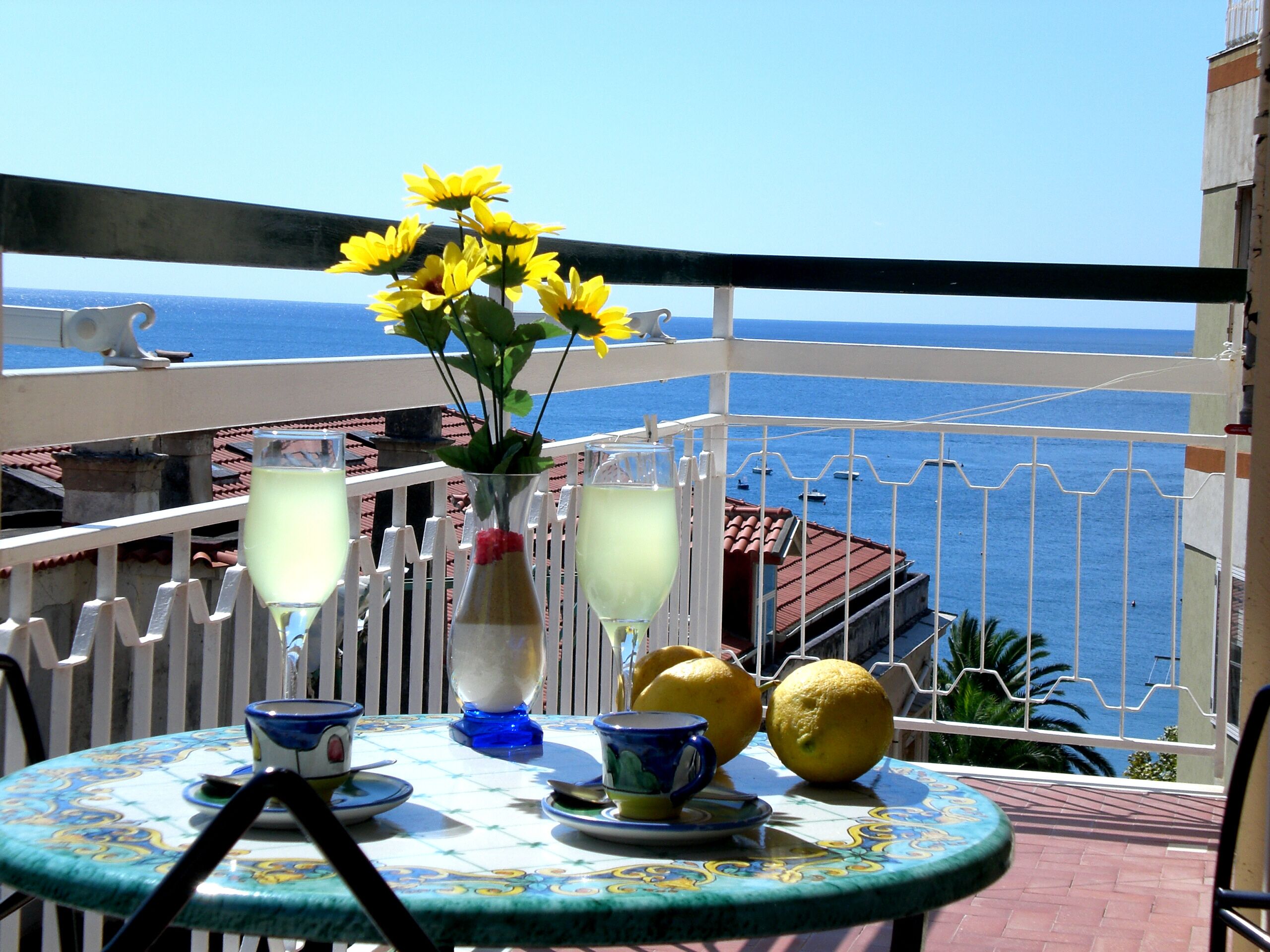 خزنة داخل الغرفة وبديكورات فريدة لكل غرفة وطراز فريد لكل وحدة ومكتب