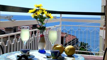 Comfort Condo, 1 Bedroom, Sea View | In-room safe, individually decorated, individually furnished, desk