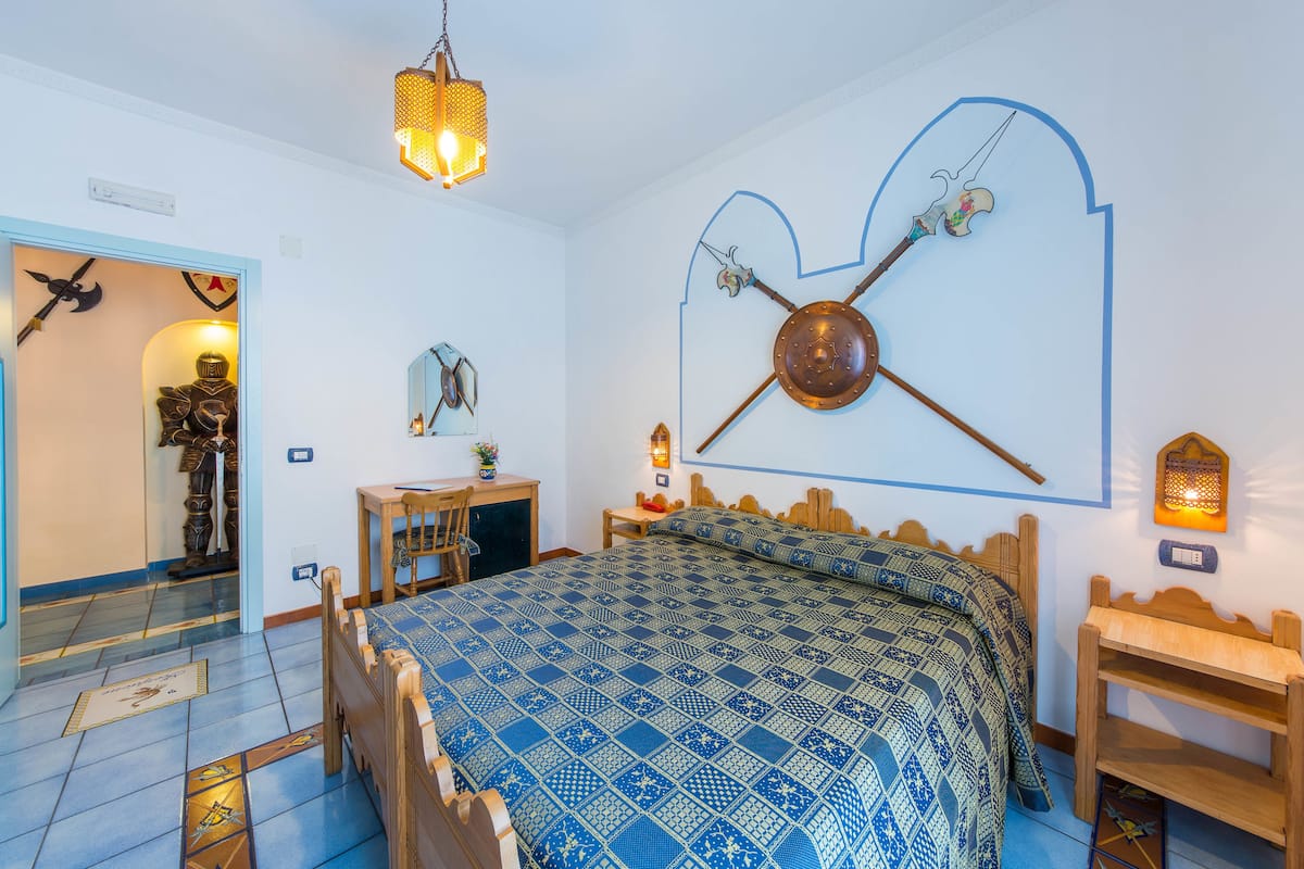 Standard Double Room, Balcony | Peti besi dalam bilik, dihias secara berasingan