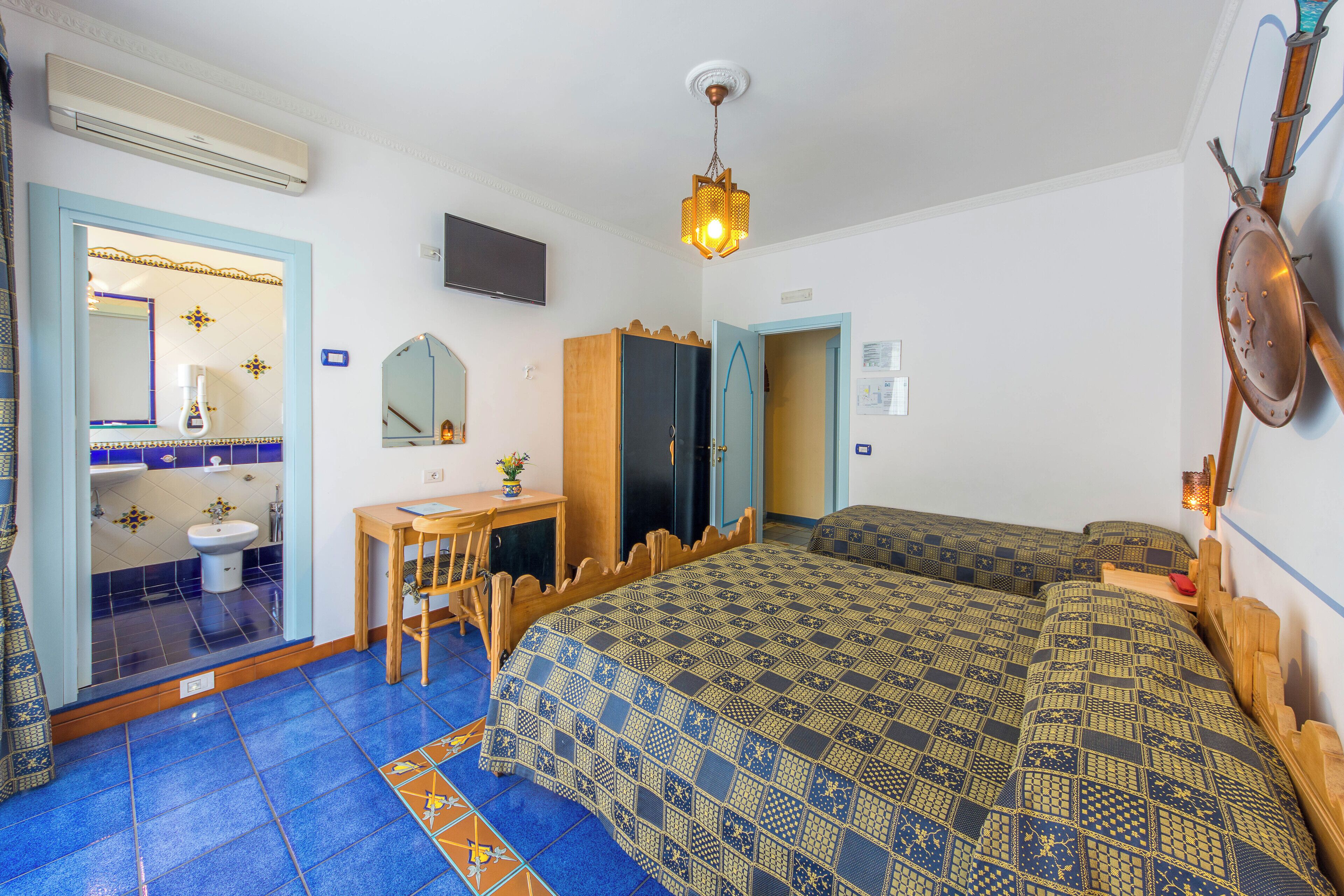 Standard Triple Room | In-room safe, individually decorated, individually furnished, desk