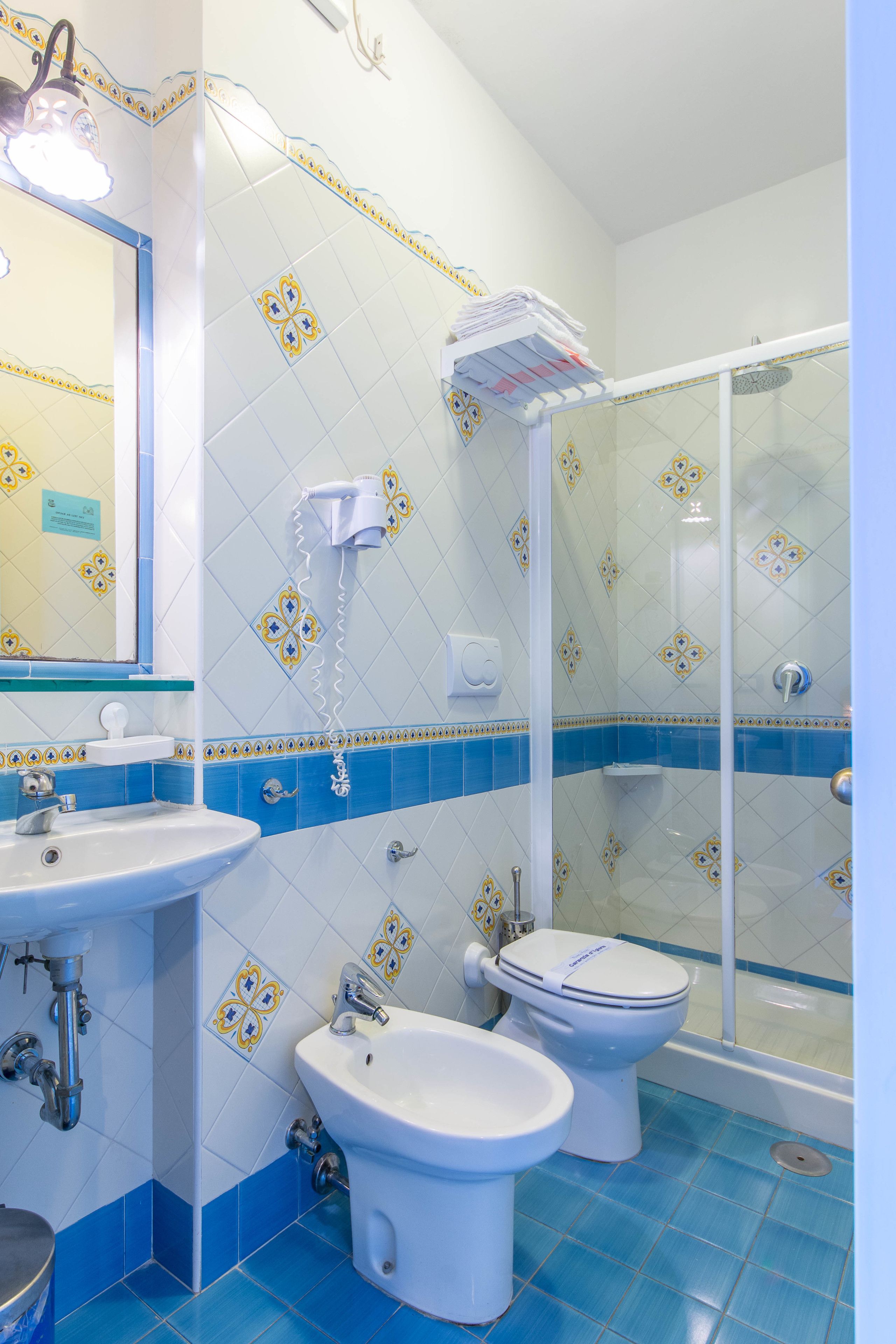 economy double room | 1 bedroom, in-room safe, individually decorated, individually furnished