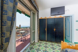 شقة مريحة - غرفة نوم واحدة - بمنظر للبحر | خزنة داخل الغرفة وبديكورات فريدة لكل غرفة وطراز فريد لكل وحدة ومكتب