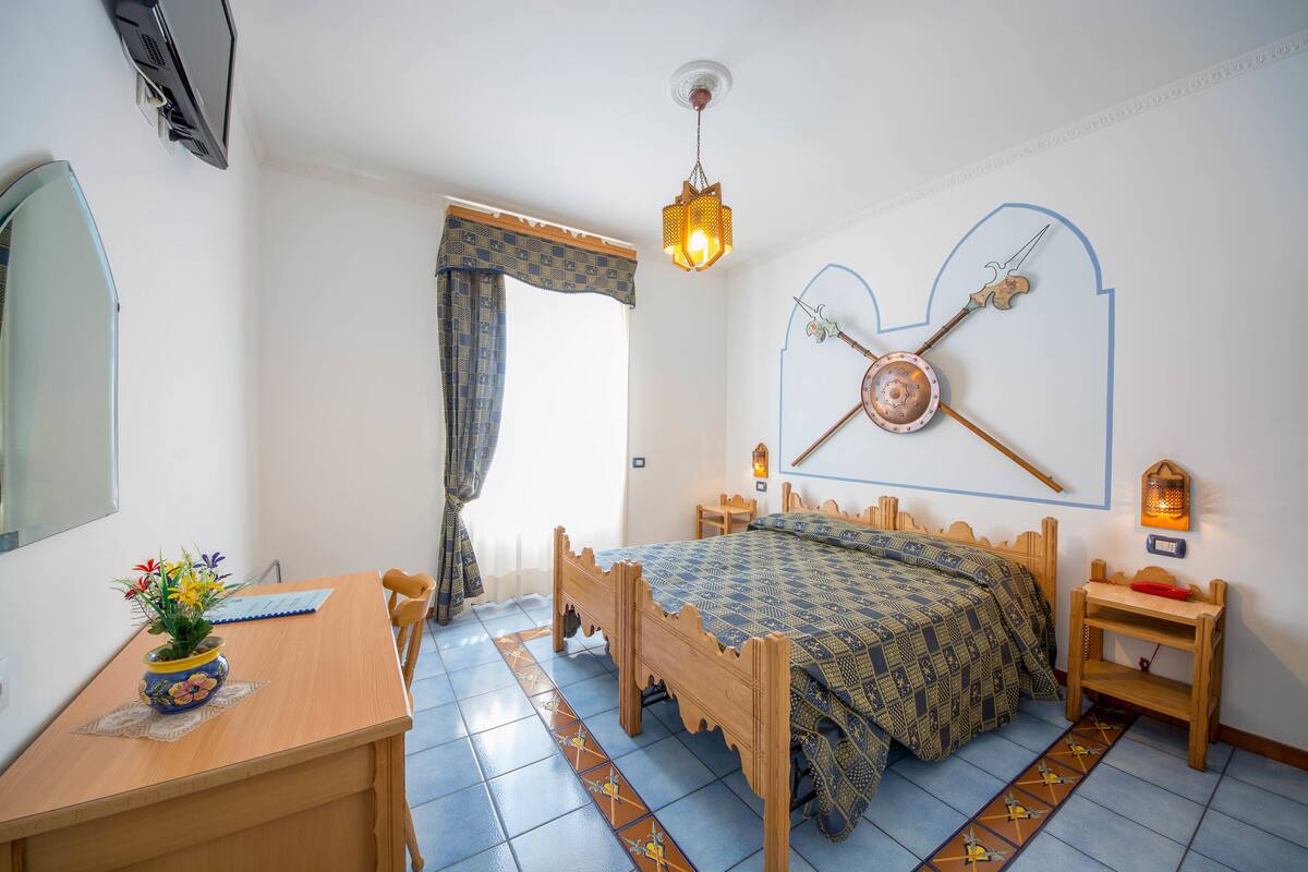 economy double room | 1 bedroom, in-room safe, individually decorated, individually furnished